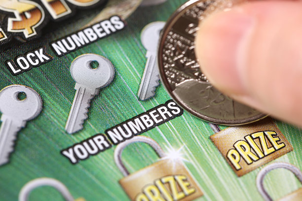 女人刮彩票。图片下载