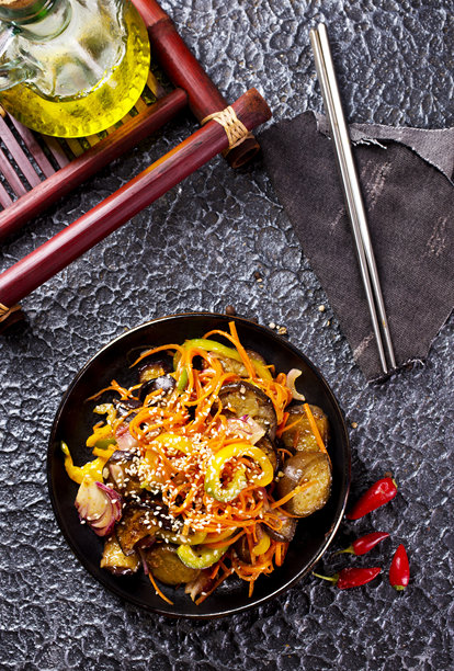 在平底锅中烹饪含香料的蔬菜炖菜图片下载