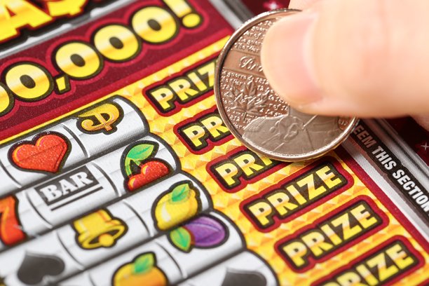 特写镜头下的女性刮刮乐。图片下载