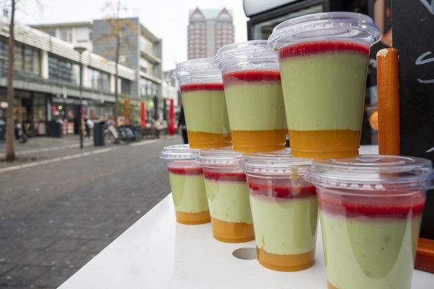 街头出售的五彩缤纷的果昔图片下载