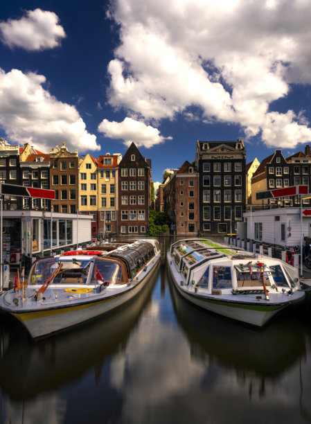 阿姆斯特丹达姆广场运河的舞动房屋，荷兰库存照片图片下载