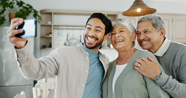 家庭，父母或成年儿子自拍以记录快乐的回忆，社交媒体帖子或个人资料照片更新。摄影，人与家人在周末探访，亲密互动或在家中放松与爱的拥抱。图片下载
