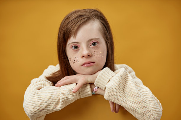 靠在手上的浅棕色头发女孩的肖像图片下载