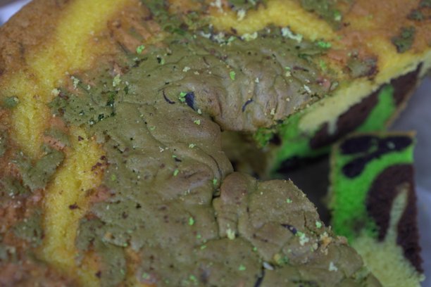 新鲜切片的大理石蛋糕特写图片下载