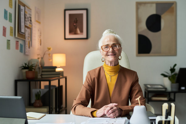 现代办公室环境中工作的老年女性肖像图片下载