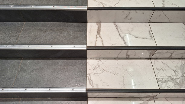 室内石阶的特写。台阶左侧为黑色，右侧为白色。颜色在中间分开。背景。细节。图片下载