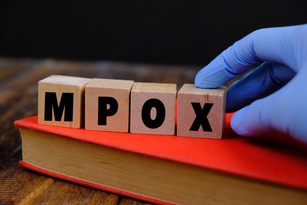 医疗设备和“MPOX”这个猴痘病毒的缩写。图片下载