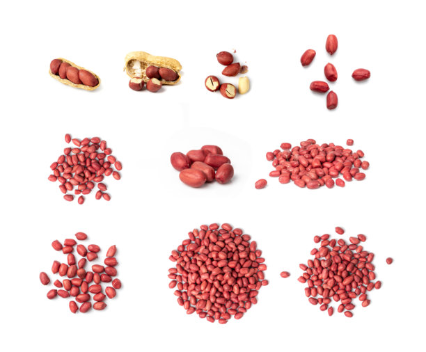 孤立的花生，烤制的花生堆，整颗带壳的花生，宏观视角的花生顶部视图图片下载