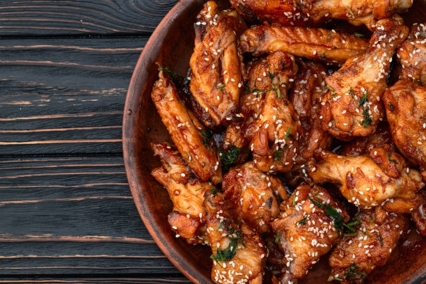 焦糖酱鸡翅。烧烤美食背景照片图片下载