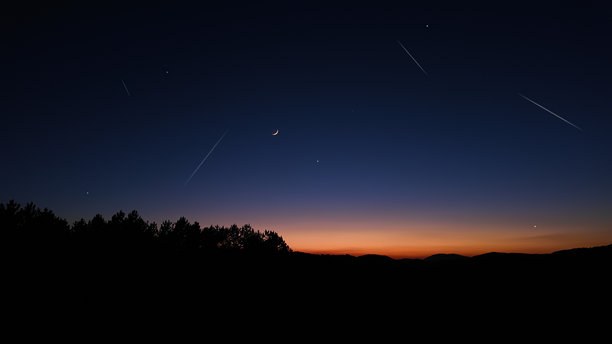 星空下的乡村剪影，流星轨迹和月光。图片下载