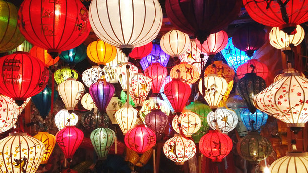 市场上出售的照明灯笼图片下载