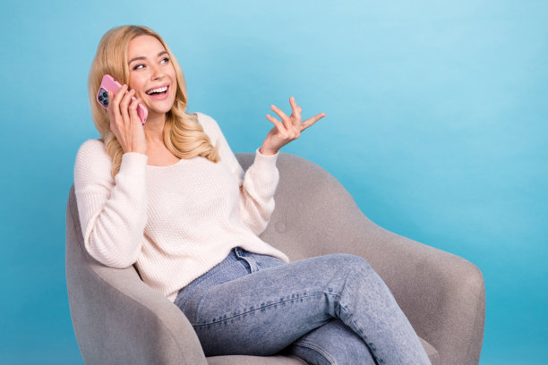 照片中可爱可爱的女人穿着时尚的白色衣服，在蓝色的背景下看起来很空旷图片下载