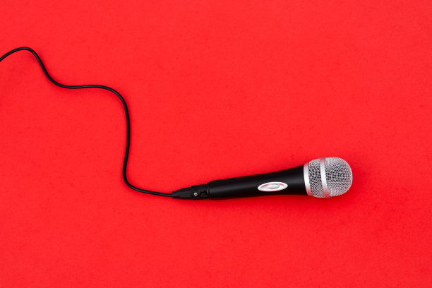 麦克风与电缆在红色背景图片下载