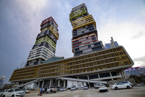 卢塞尔双子塔。以其丰富多彩的外观而闻名。图片下载