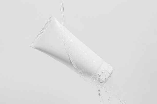 在一个孤立的背景上，水在白色的奶油模型上流动。护肤、美容、美学和美容的概念。图片为您的设计图片下载
