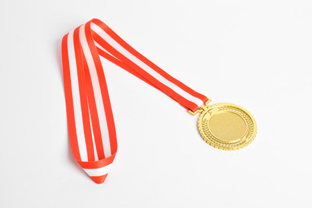 金牌与红白丝带隔离在白色背景图片下载