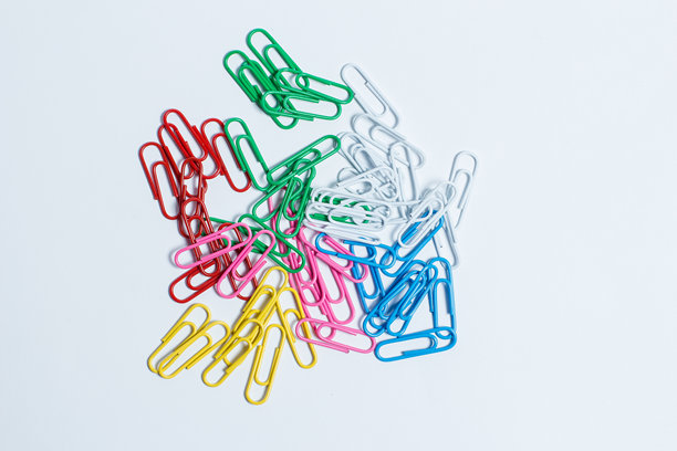 文具发夹，白色背景的回形针图片下载
