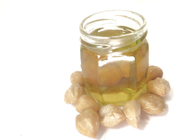 一个干净的罐子里装满了干印尼香烛精油，或称Kemiri图片下载