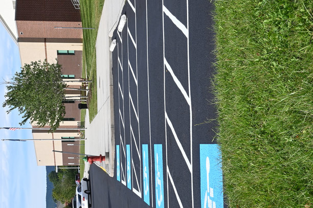 残疾人停车位和标志图片下载