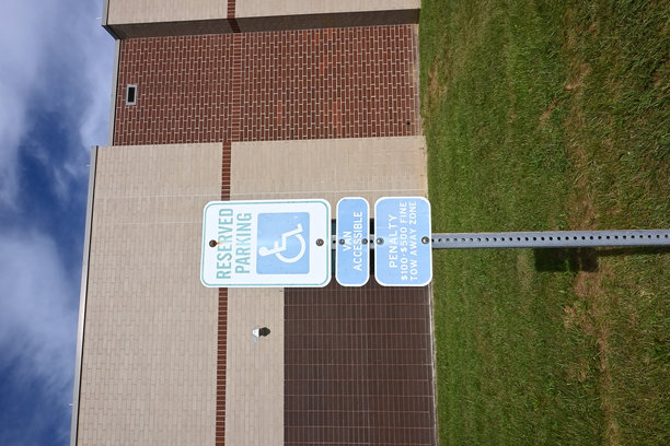 残疾人停车位和标志图片下载