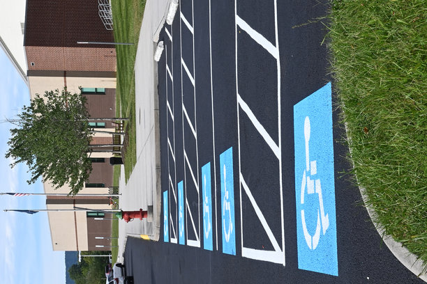 残疾人停车位和标志图片下载