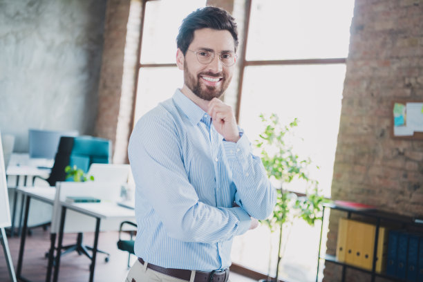 年轻男老板的照片肖像，穿着时尚的正式服装，展现现代职场成功的商业形象。图片下载