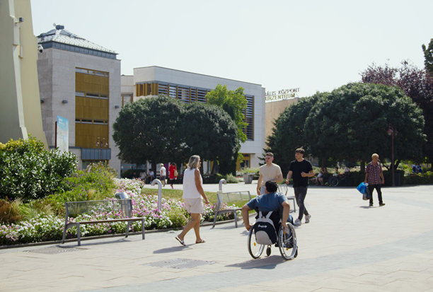 巴拉顿湖夏季蓝天，锡奥福克市景，购物中心，零售场所，旅游，旅行，财务报告，南特兰杜比亚，索莫吉县，匈牙利，欧盟图片下载