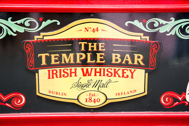 都柏林1840年寺吧爱尔兰威士忌酒吧的标志和招牌细节图片下载