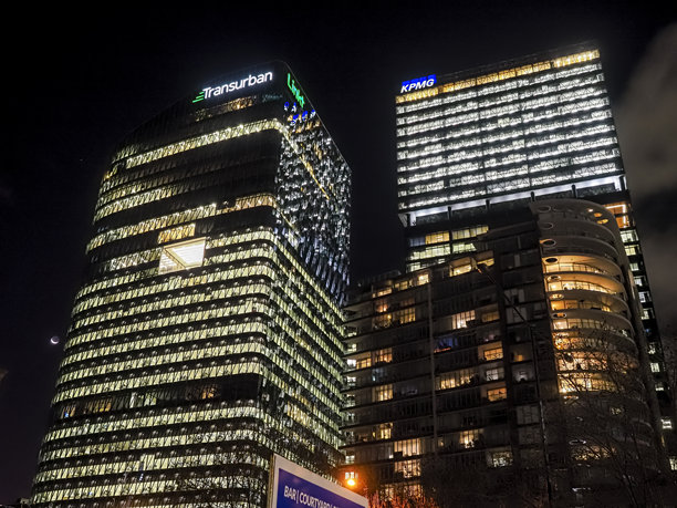 向上视角看Transurban和KPMG办公大楼图片下载