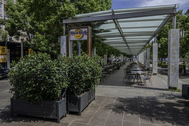 黑山，波德戈里察，独立广场上的硬石咖啡馆露台图片下载