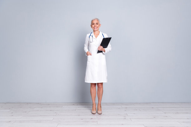 全身照片，退休女士提供医疗帮助，医生手持文件，穿着白色制服，背景为灰色。图片下载