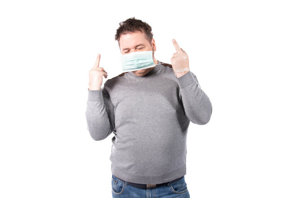一个戴着防护口罩的男人在照顾自己的健康。图片下载
