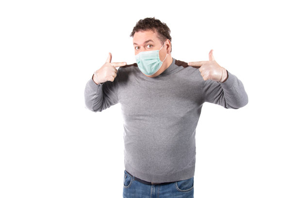 一个戴着防护口罩的男人在照顾自己的健康。图片下载