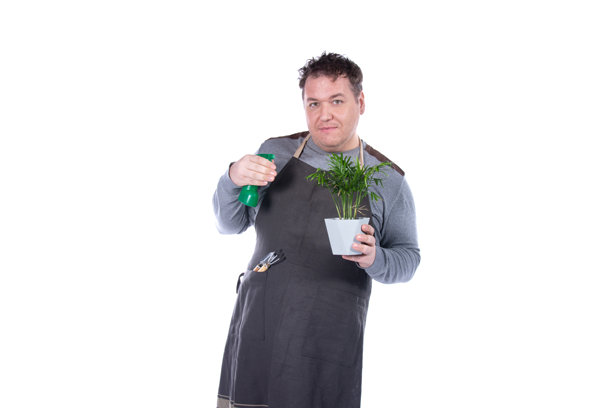 一个男人在花盆里种花。图片下载