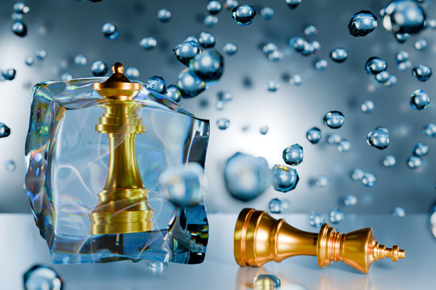 一个金色的棋子部分浸入冰块中，周围环绕着气泡。3D渲染。图片下载