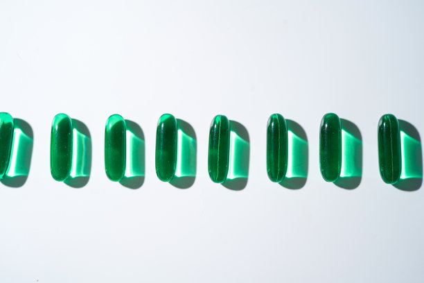 白色背景上的维生素E软胶囊、维生素D3、鱼油、Omega 3和绿油胶囊图片下载