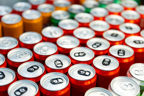 从上方看冷饮甜软饮料罐，甜汽水，快餐店的不健康饮食新鲜感图片下载