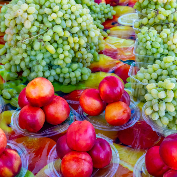新鲜美味的水果：桃子、苹果和葡萄 - 健康饮食，健康生活方式图片下载
