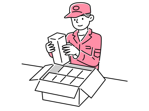 一名男性工人正在将行李放入纸箱中图片下载