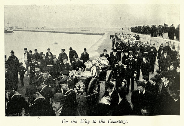 皇家海军水手的葬礼队伍，来自HMS Jason，棺材放在炮车上，英国海军历史，1890年代的复古照片图片下载