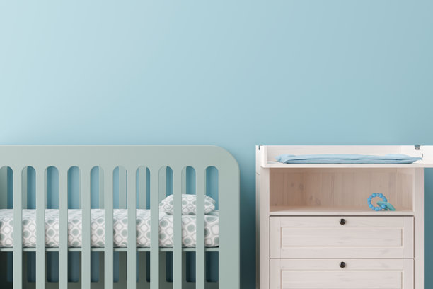 宁静宽敞的婴儿房，柔和的蓝色墙壁，配有薄荷绿色的婴儿床和带换尿布垫的匹配梳妆台。墙上有留白空间。婴儿房室内。3D渲染。图片下载