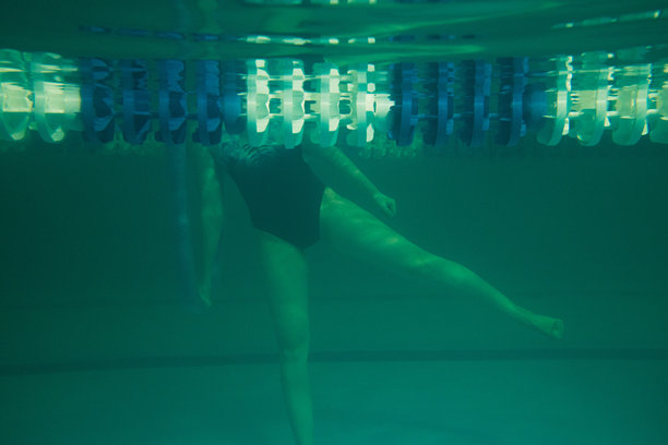 室内游泳池中的水中健身教练女性肖像。运动女性的生活方式照片。图片下载