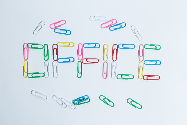 文具发夹，白色背景的回形针图片下载