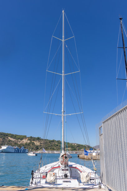 帆船停靠在充满活力的巴塞罗那港口，与意大利队的建筑在一起图片下载