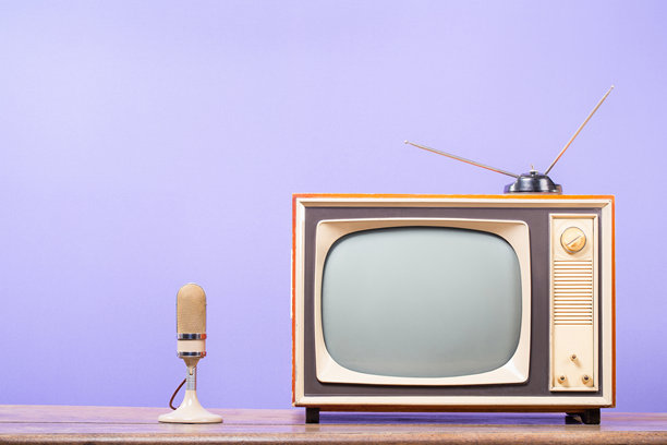 麦克风和复古电视与旧天线在表前紫色背景。复古滤镜照片图片下载