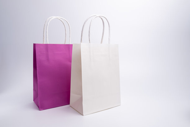 牛皮纸袋在一个浅背景。送货和购物的概念。包装模板模型图片下载