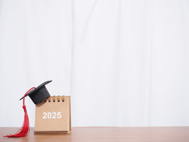 学习目标，2025年台历带毕业帽。决心，目标，行动，计划和时间管理的概念成功毕业。图片下载