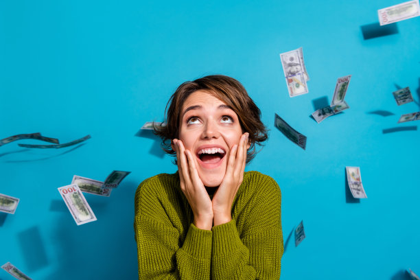 照片积极的百万富翁女孩穿着时髦的衣服，双手触摸脸颊意想不到的胜利空白空间孤立的青色背景图片下载