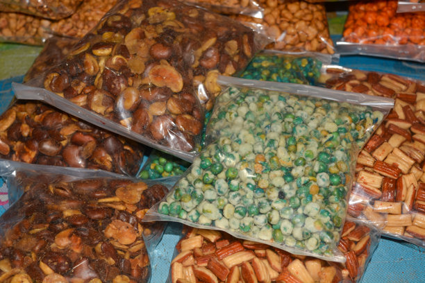 市场小吃堆成的场景视图，没有人。图片下载