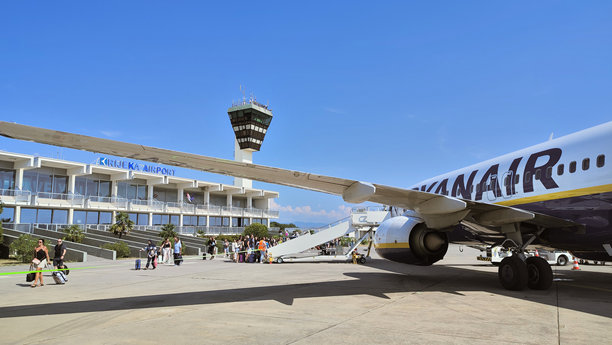 克罗地亚里耶卡机场的瑞安航空飞机透视图。图片下载